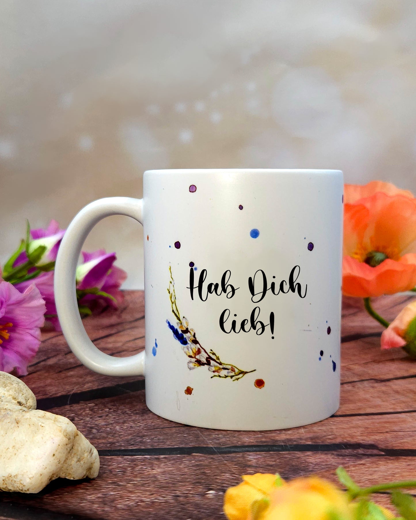 Ostertasse mit zwei sich küssenden Häschen