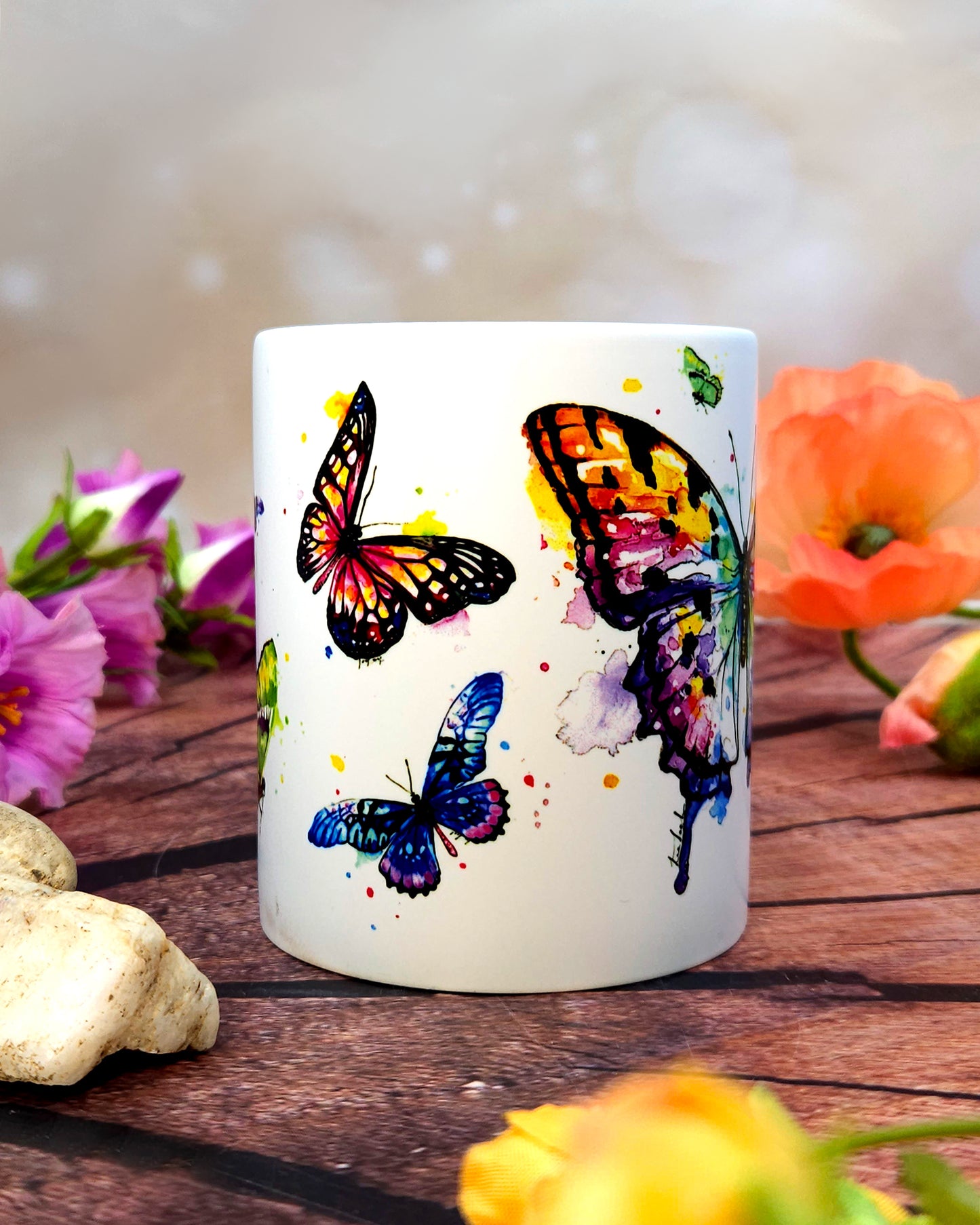 Bunte Tasse mit Schmetterlingen