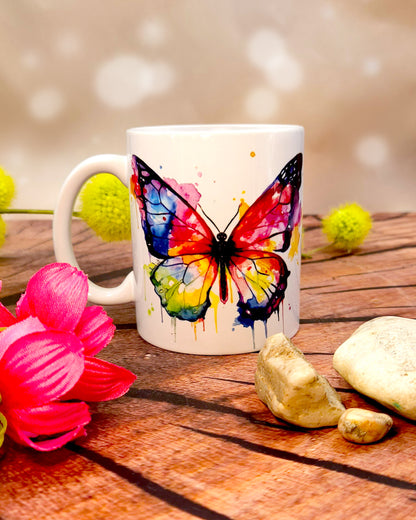 Tasse mit buntem Schmetterlingen