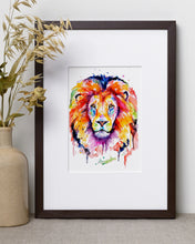 Lade das Bild in den Galerie-Viewer, Bunter Löwe in Aquarell - Farbenfroher Kunstdruck - Löwe Sam
