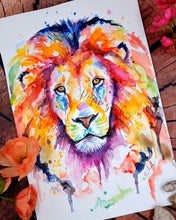 Lade das Bild in den Galerie-Viewer, Bunter Löwe in Aquarell - Farbenfroher Kunstdruck - Löwe Sam
