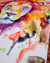 Lade das Bild in den Galerie-Viewer, Bunter Löwe in Aquarell - Farbenfroher Kunstdruck - Löwe Sam

