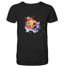 Lade das Bild in den Galerie-Viewer, Bunter Marienkäfer - Mens Organic V-Neck Shirt
