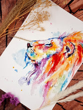 Lade das Bild in den Galerie-Viewer, Bunter Löwe in Aquarell  - Farbenfroher Kunstdruck -Löwe Harvey
