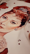 Lade das Bild in den Galerie-Viewer, Audrey Hepburn in Wein

