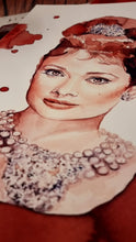 Lade das Bild in den Galerie-Viewer, Audrey Hepburn in Wein
