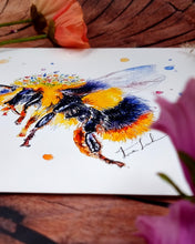 Lade das Bild in den Galerie-Viewer, Biene mit Blumen in Aquarell - Kunstdruck - Biene Mila
