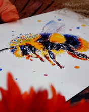 Lade das Bild in den Galerie-Viewer, Biene mit Blumen in Aquarell - Kunstdruck - Biene Mila
