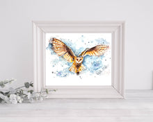 Lade das Bild in den Galerie-Viewer, Fliegende Schleiereule in Aquarell - farbenfroher Kunstdruck - Eule Esa
