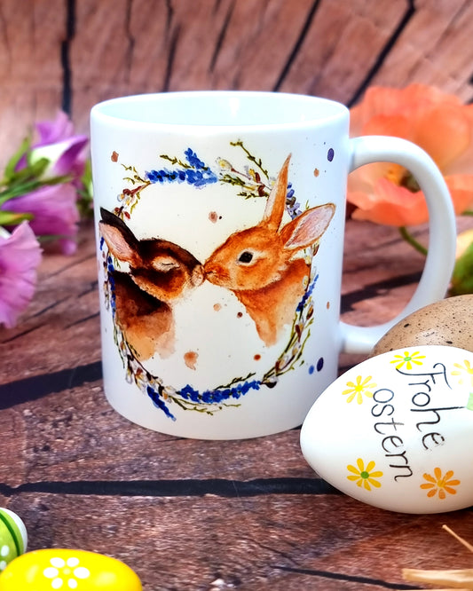 Ostertasse mit zwei sich küssenden Häschen