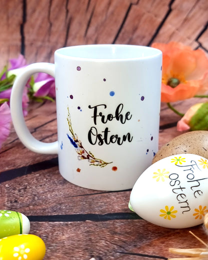 Ostertasse mit zwei sich küssenden Häschen