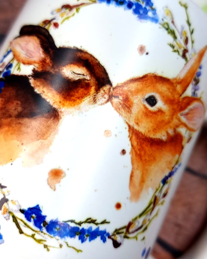 Ostertasse mit zwei sich küssenden Häschen