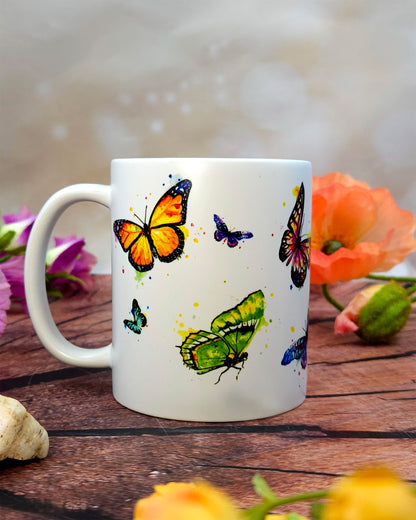 Bunte Tasse mit Schmetterlingen